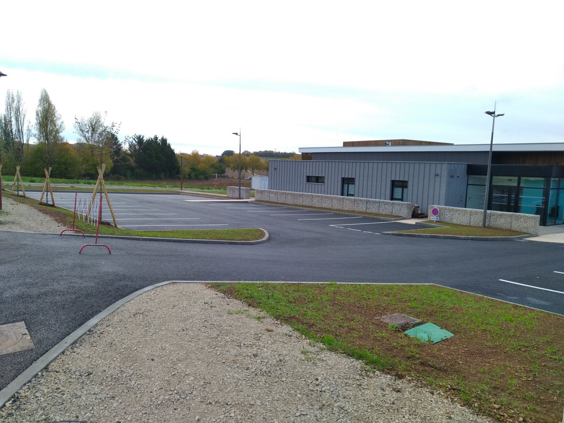 Allée et parking en goudron