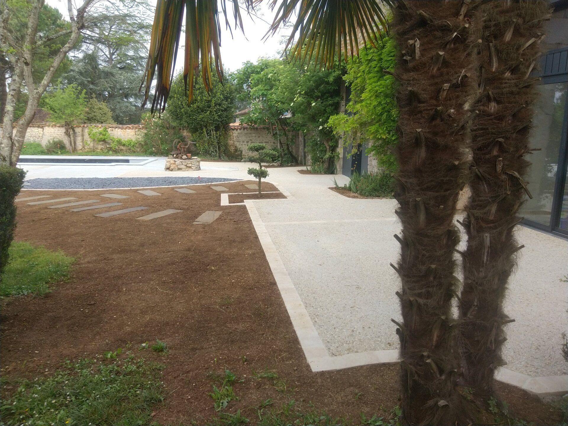 Création d'une allée blanche dans le jardin