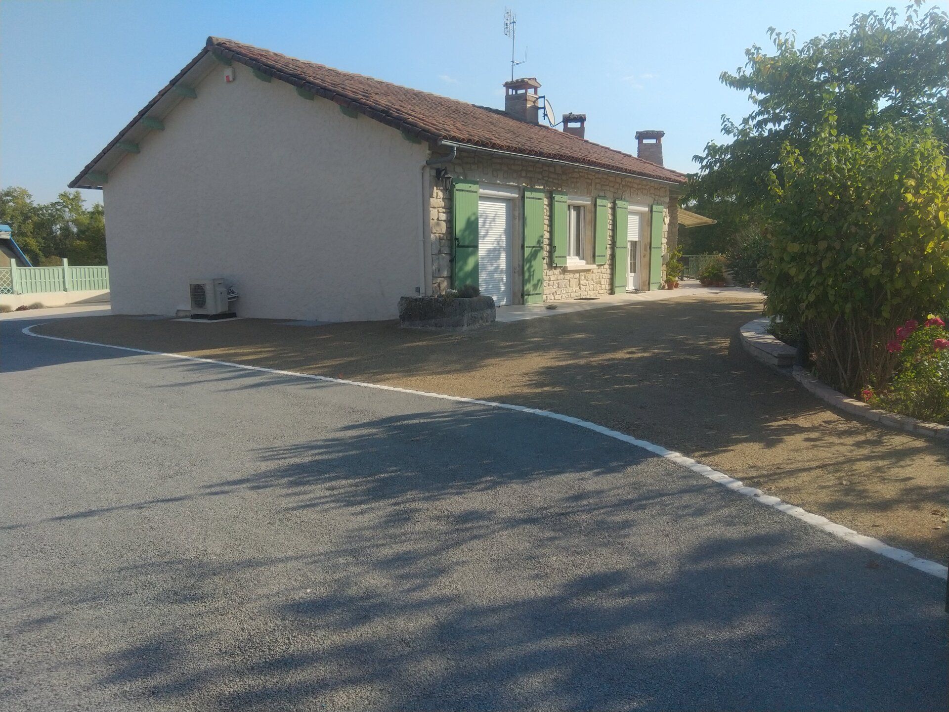 Allée d'une maison en goudron