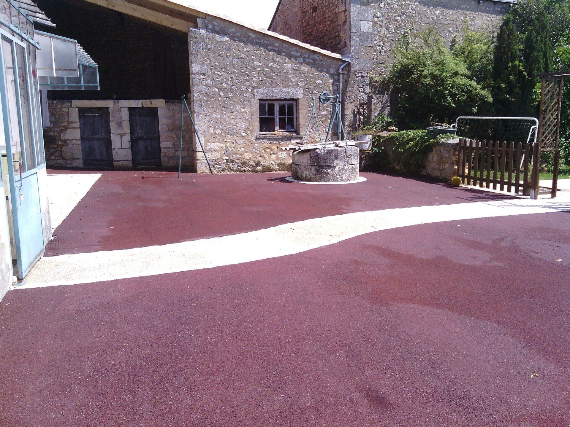 Allée en béton désactivé