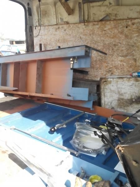 Eine Leiter steht auf der Ladefläche eines Lastwagens