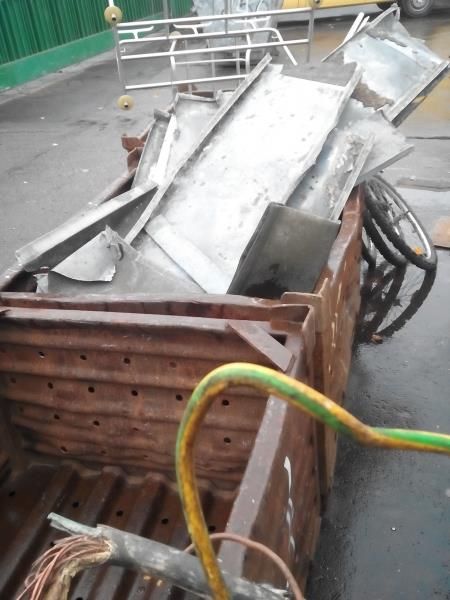 Ein Haufen Metall liegt in einem Holzcontainer