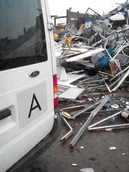 Ein weißer Lieferwagen mit dem Buchstaben A auf der Rückseite