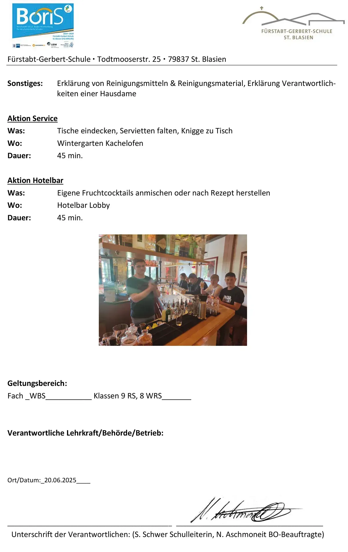 Gruppenfoto in einer Bar: Barkeeper und Gäste lächeln, Innenraum, Foto auf einem Dokument.