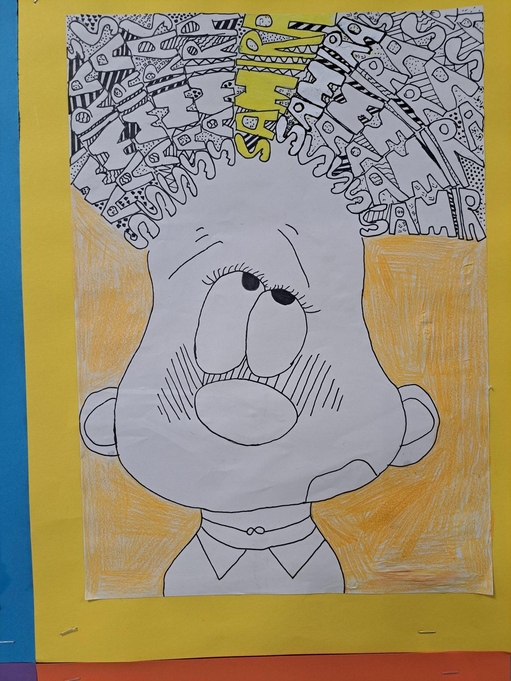 Weißes Cartoon-Gesicht mit besorgtem Ausdruck auf gelbem Hintergrund, darüber eine detaillierte Schwarz-Weiß-Illustration.