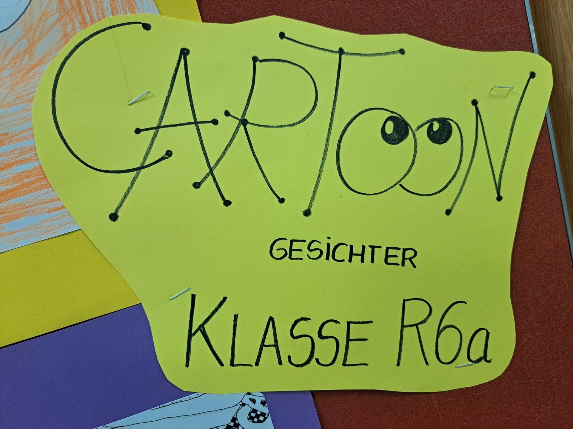 Gelbes Schild mit schwarzer Schrift: