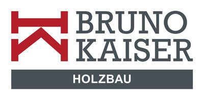 Logo für Bruno Kaiser Holzbau. Rote und weiße Grafik mit den Schriftzügen „BRUNO KAISER“ und „HOLZBAU“ auf grauem Grund.
