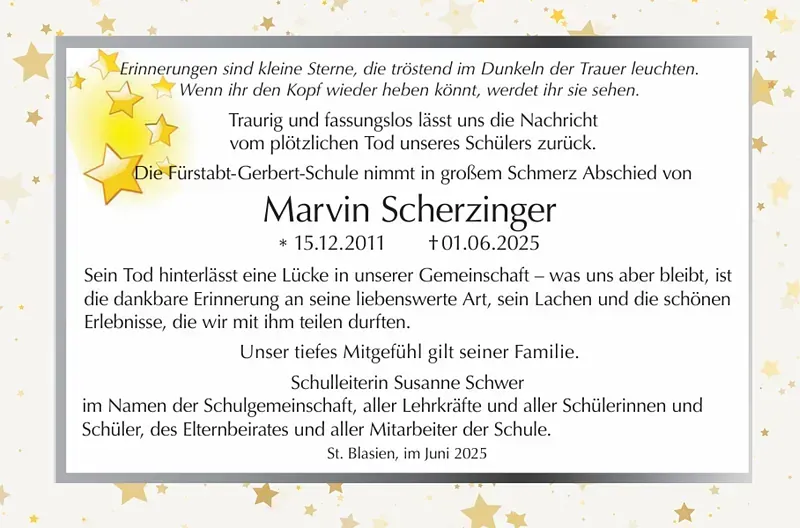 In Gedenken an Marvin Scherzinger, ein weißer Text auf weißem Hintergrund mit goldenem Rahmen und Sternen.