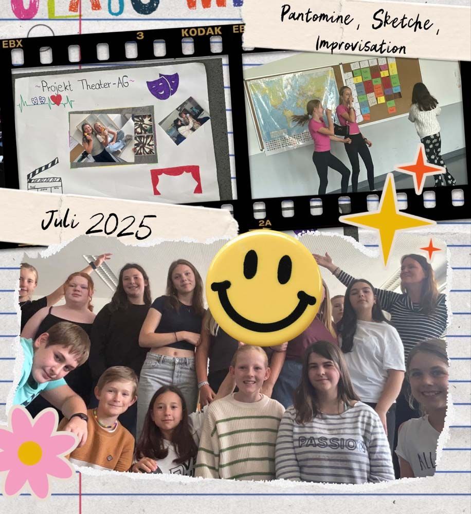 Eine Gruppe lächelnder Teenager posiert für ein Foto; eine Collage im Scrapbook-Stil mit der Aufschrift „Juli 2025“ und Elementen aus dem Theaterunterricht.