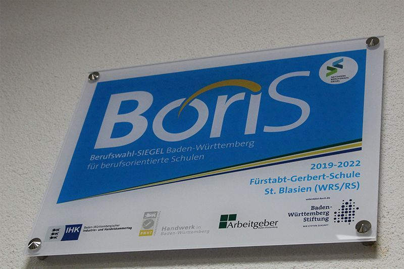 Schild für das Boris-Projekt an der Fürstall-Gerbert-Schule, St. Blasien. Blau und weiß, an einer Wand angebracht.