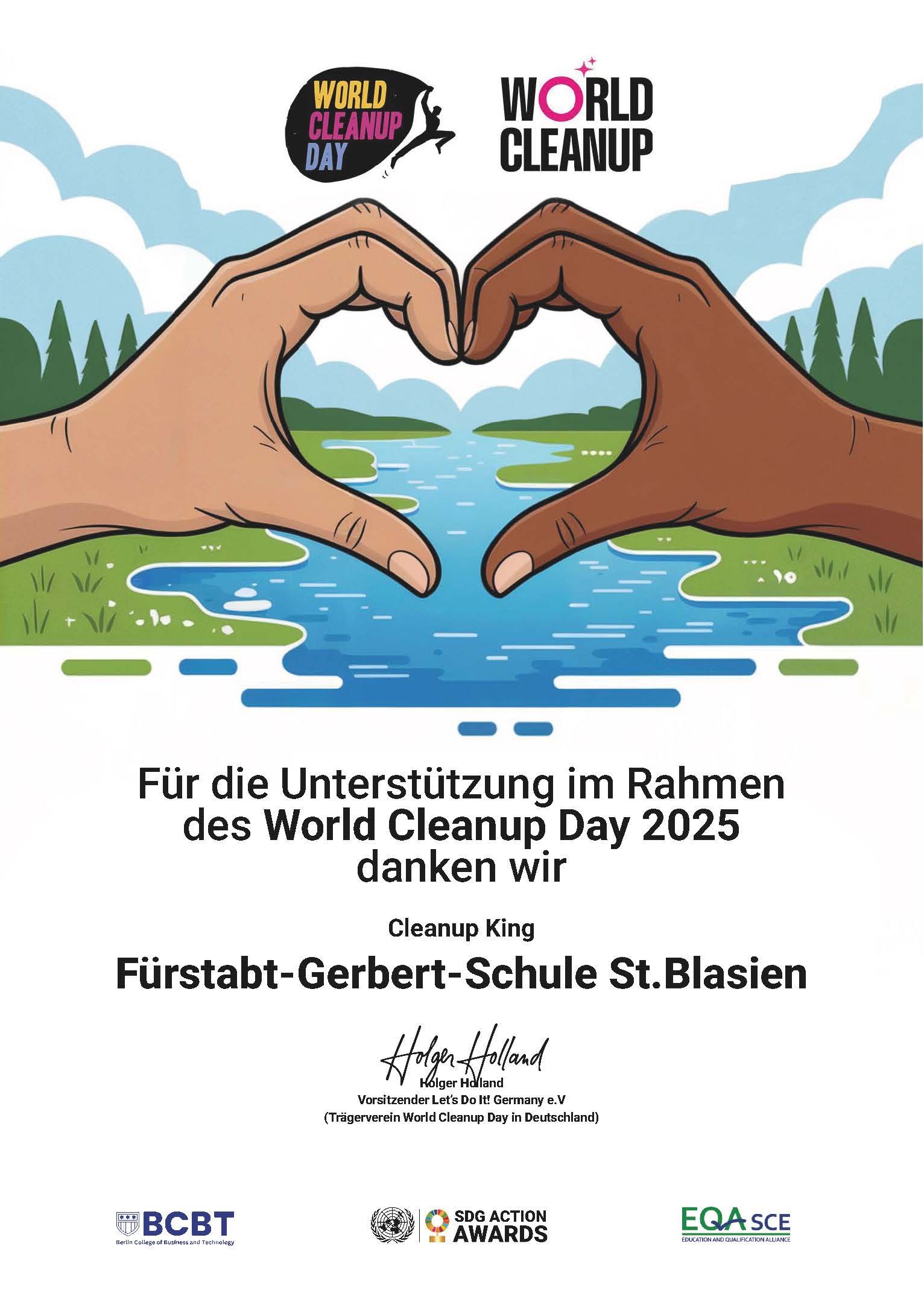 Plakat zum Weltaufräumtag. Hände formen ein Herz über Wasser. Text: „Weltaufräumtag 2025“, „Fürstabt-Gerberl-Schule St. Blasien“.
