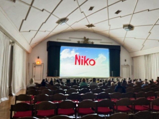 Zuschauer schauen sich den Animationsfilm 