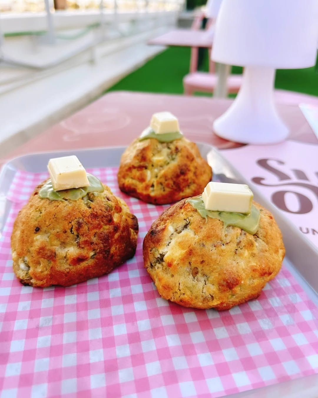 Icono de marcador de posición gris claro con un sol y montañas sobre fondo blanco