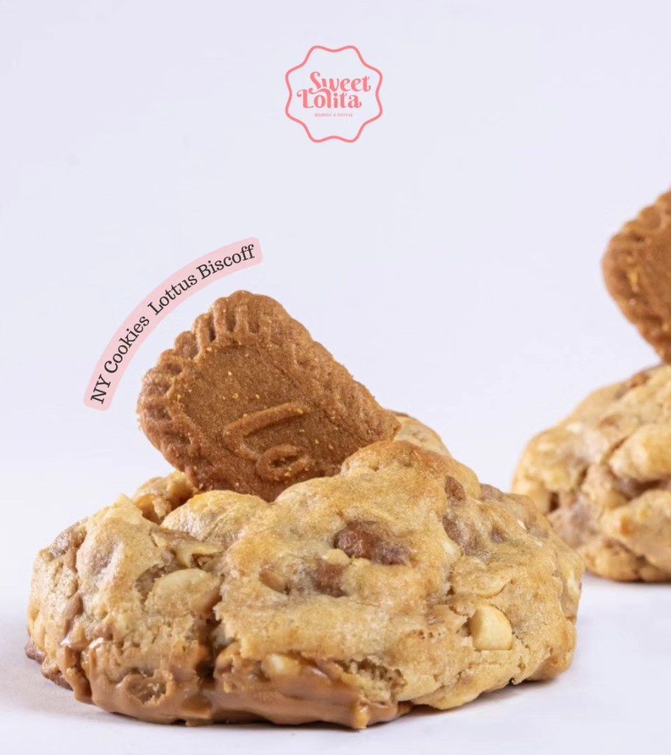 Un plato de comida con huevos, patatas y tocino sobre una mesa.