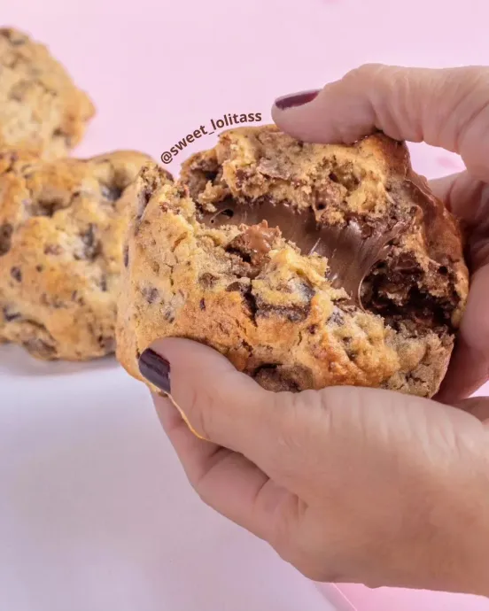 Icono de marcador de posición gris claro con un sol y montañas sobre fondo blanco