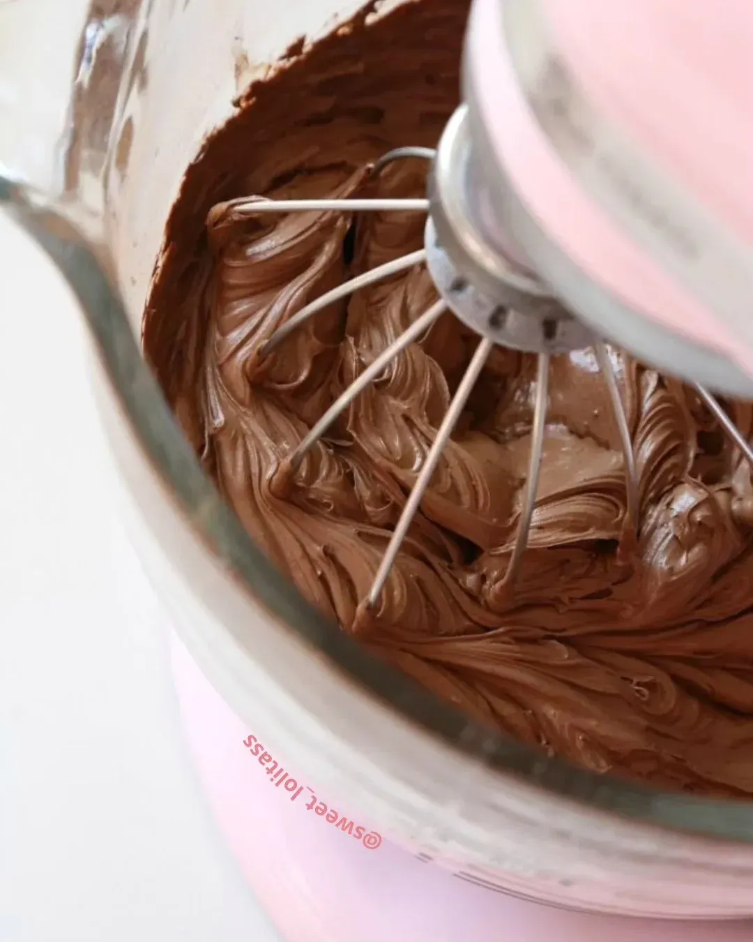 Batidora mezclando la masa de chocolate en un bol de cristal