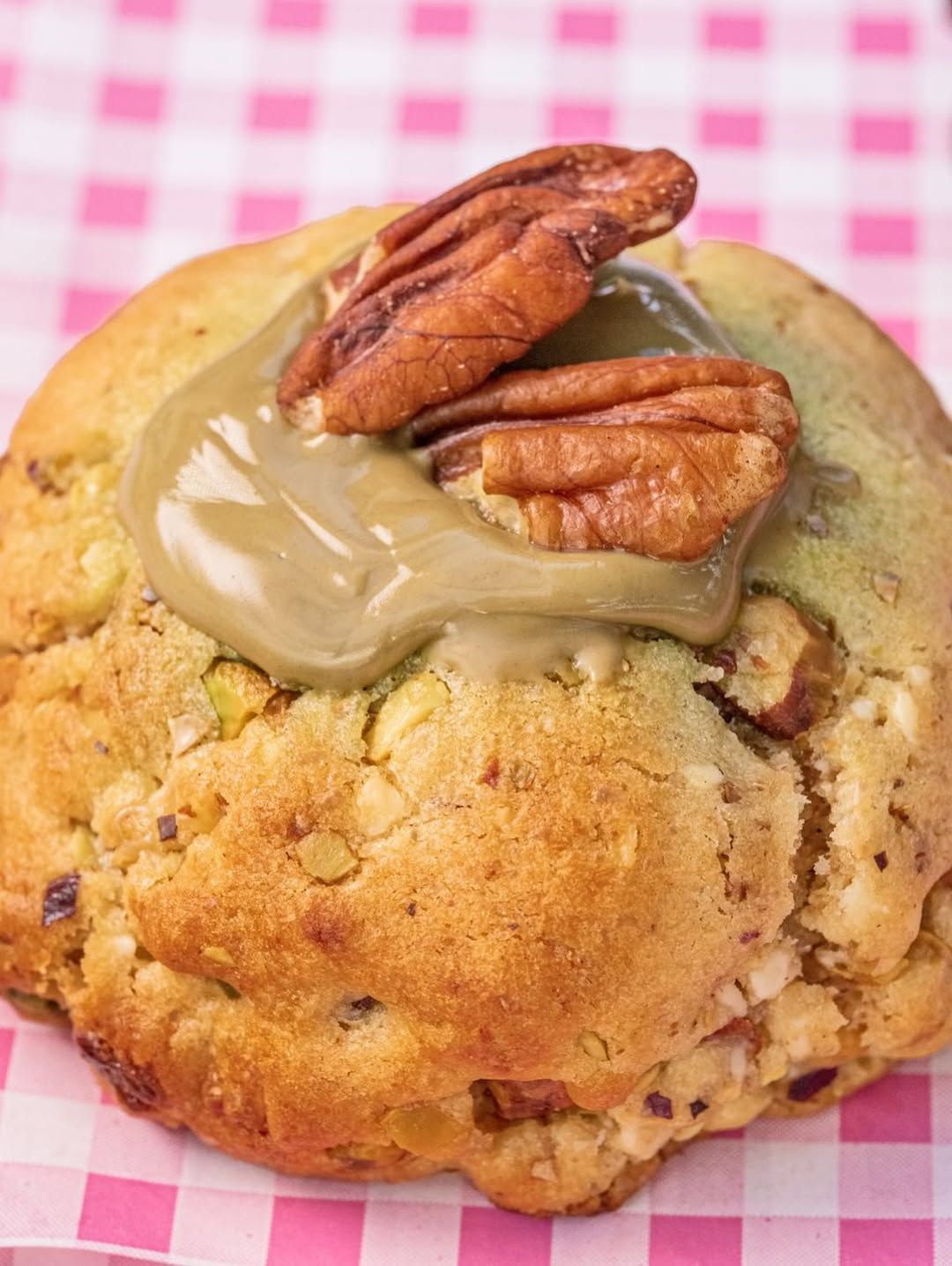 Un plato de comida con huevos, patatas y tocino sobre una mesa.