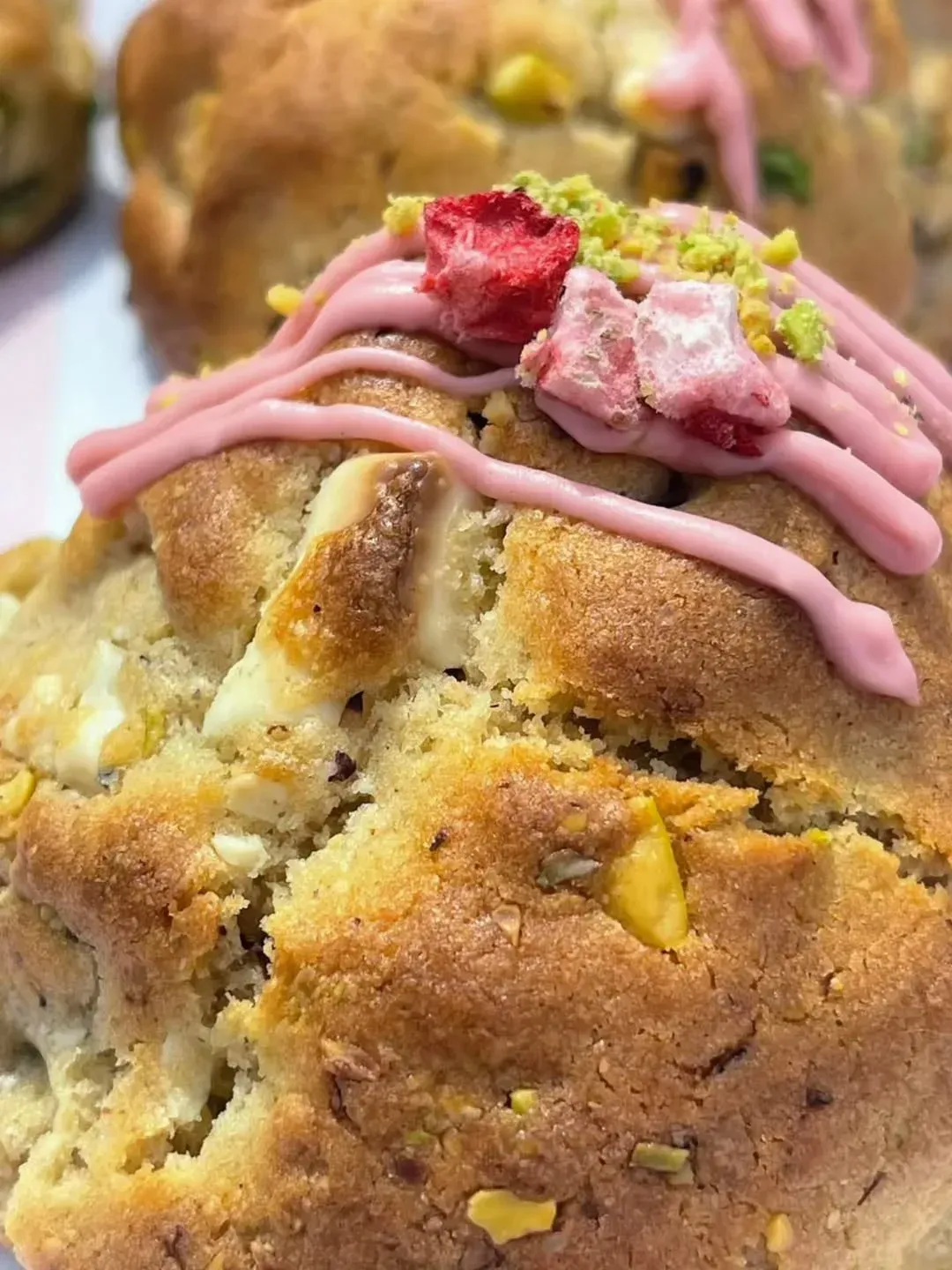 Un plato de comida con huevos, patatas y tocino sobre una mesa.