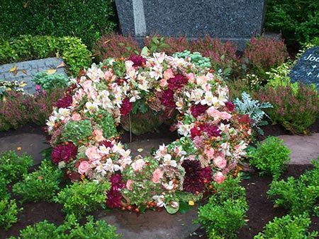 ein Grab mit einem Blumenkranz darauf