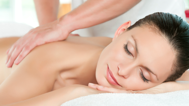 Una donna si sta facendo fare un massaggio in una spa.