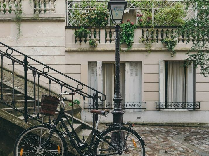Vélo dans une rue parisienne