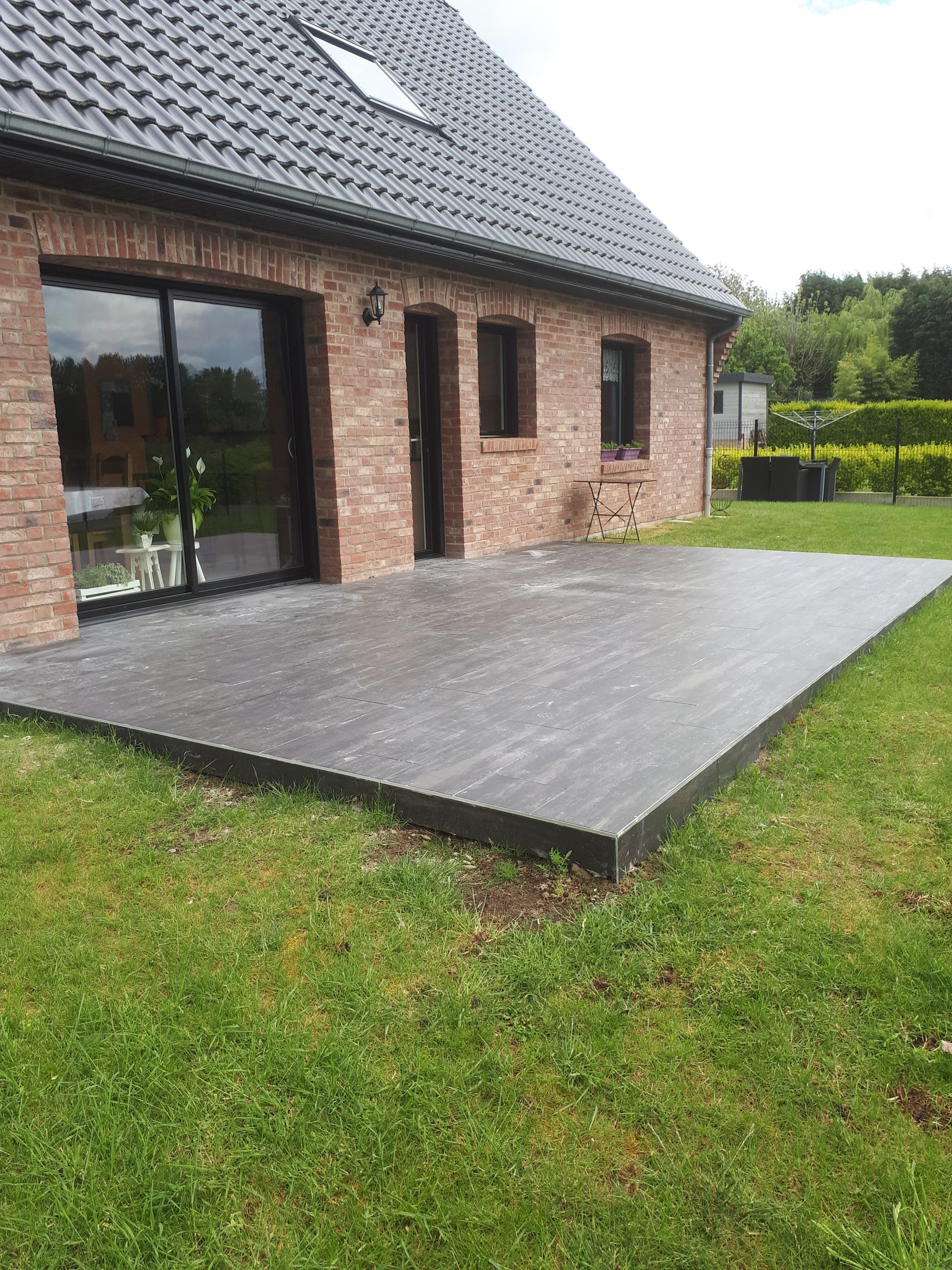 Une terrasse en carrelage