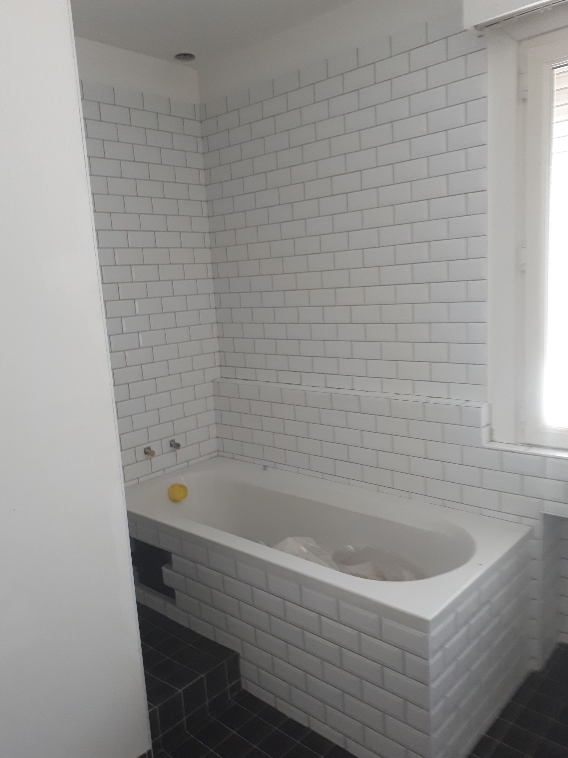 Carrelage effet métro dans une salle de bains