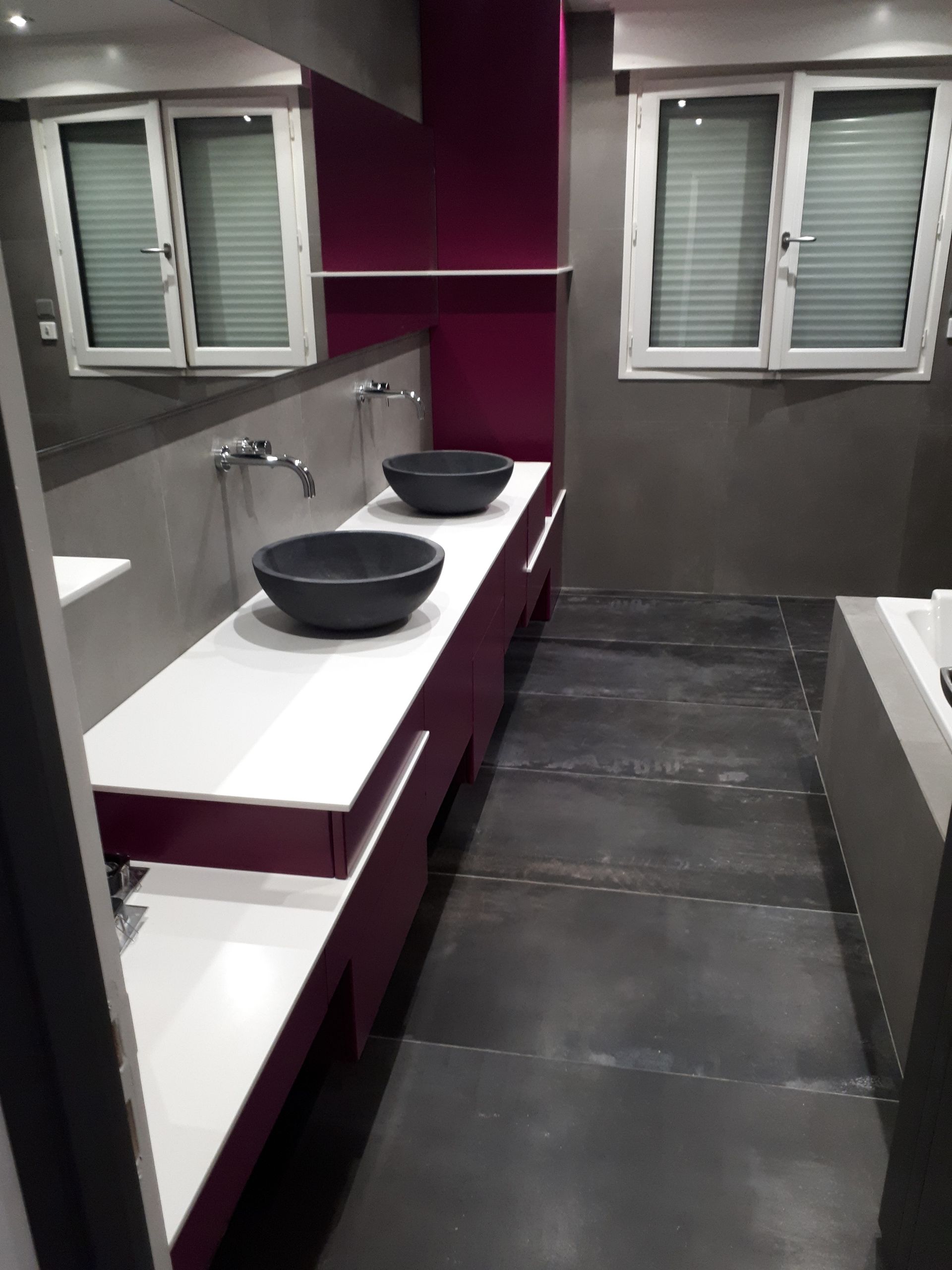Une salle de bains avec meuble double vasque rose