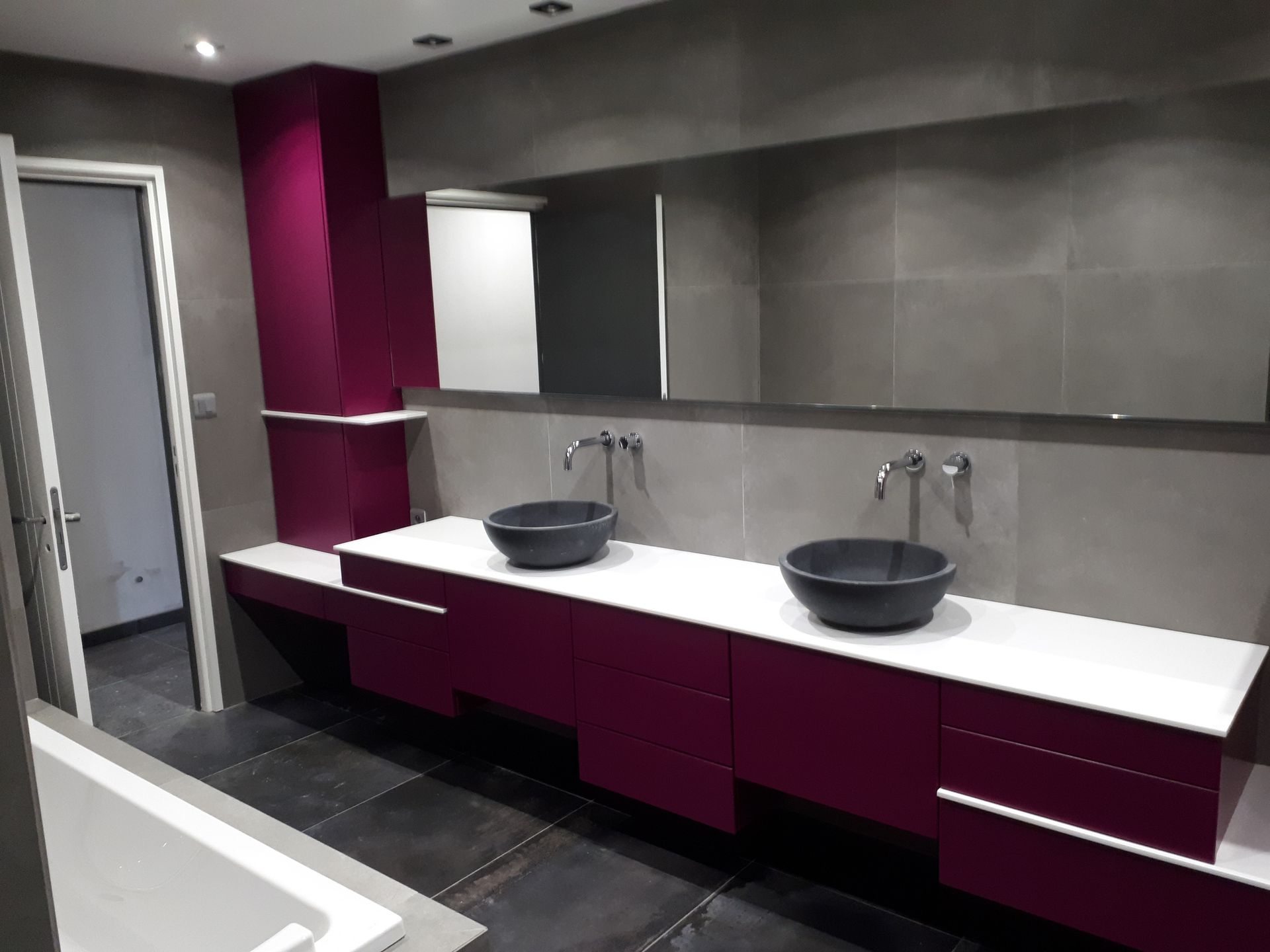 Une salle de bains rose