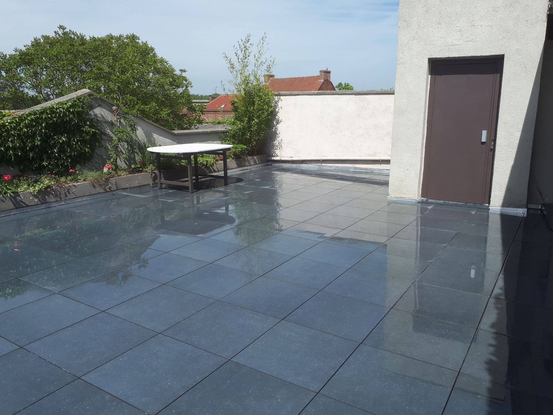 Une terrasse grise en carrelage