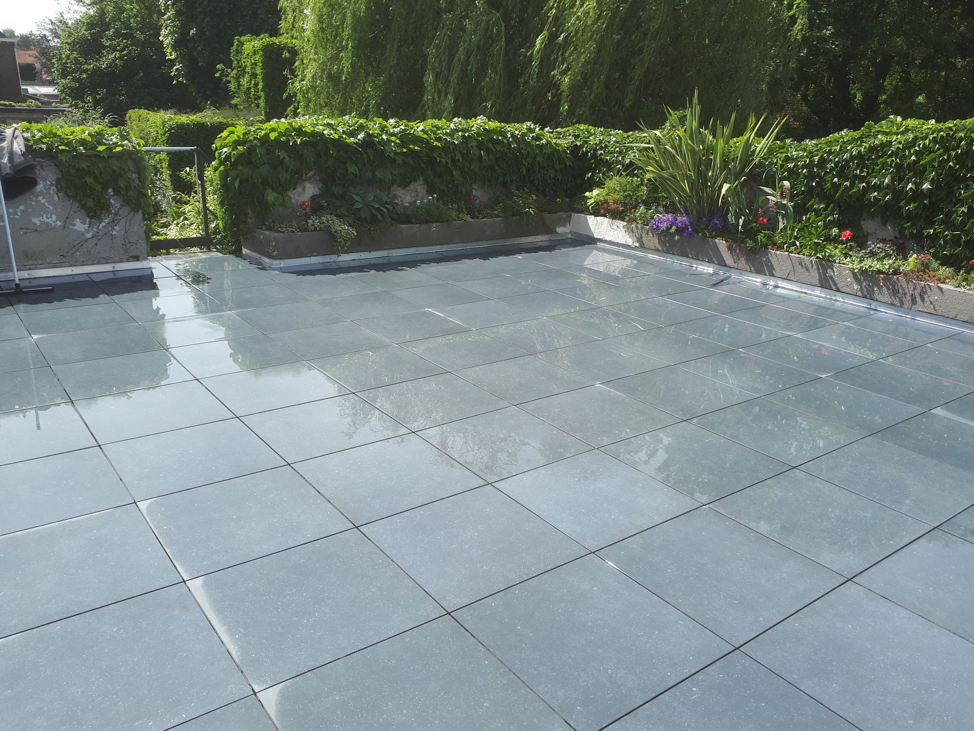 Une terrasse grise en carrelage brillant