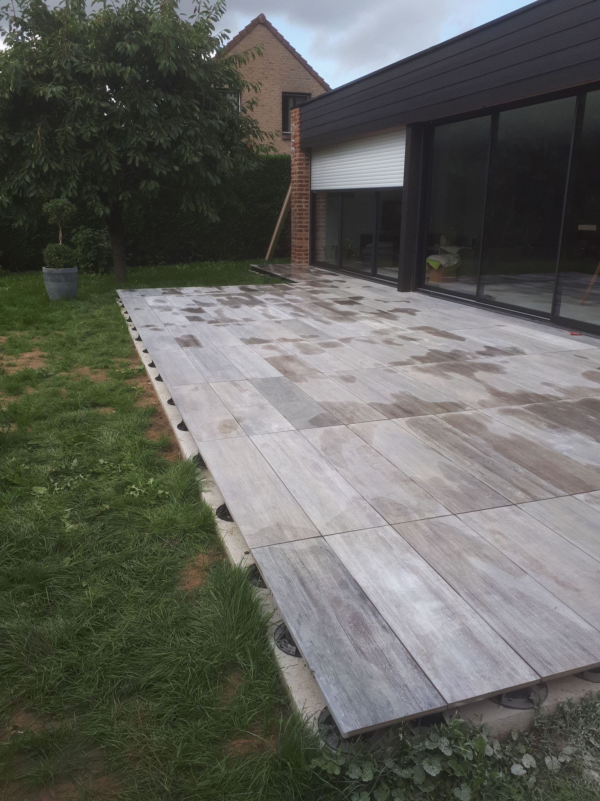 Une terrasse en carrelage sur plots