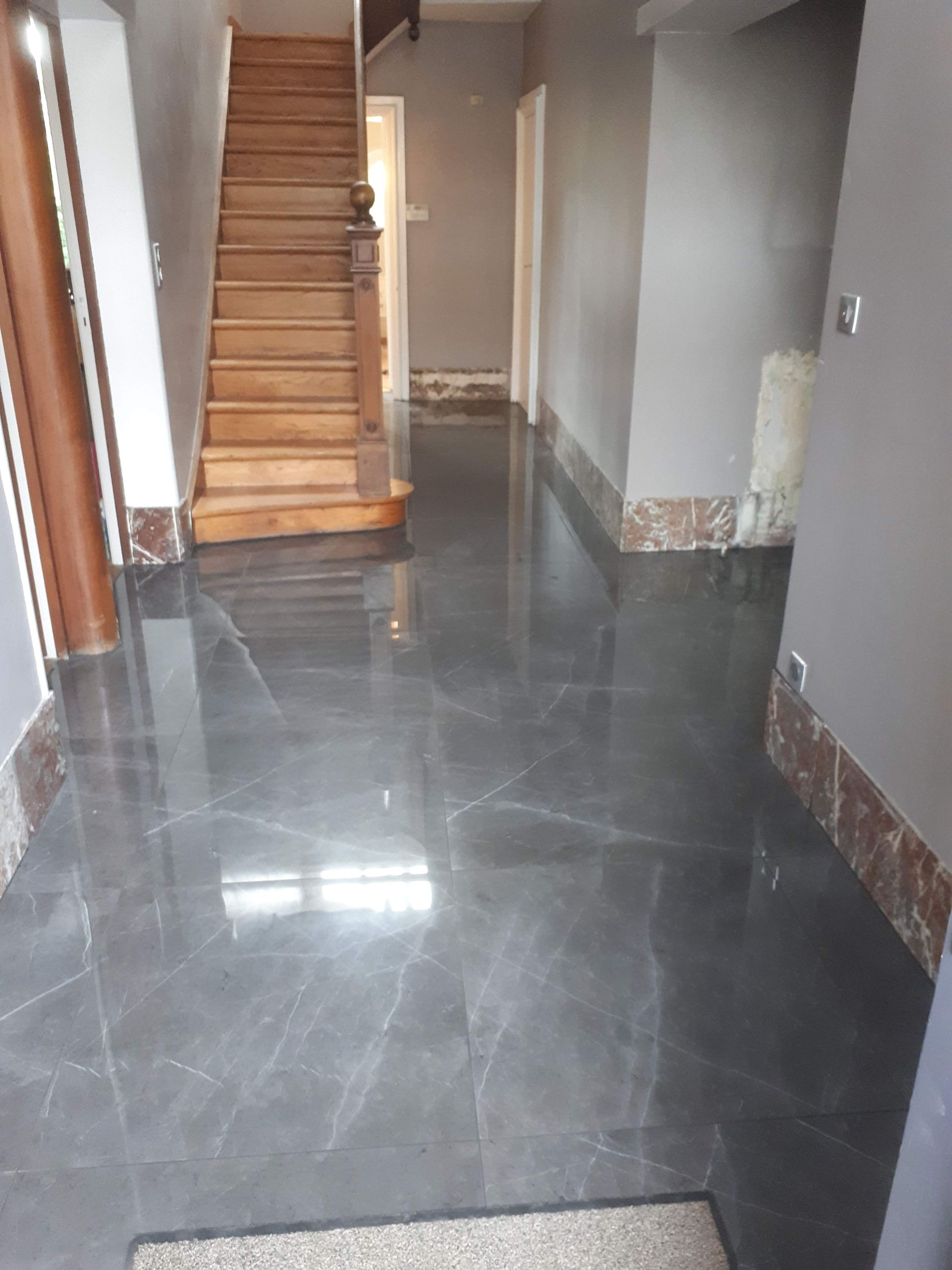 Carrelage gris brillant