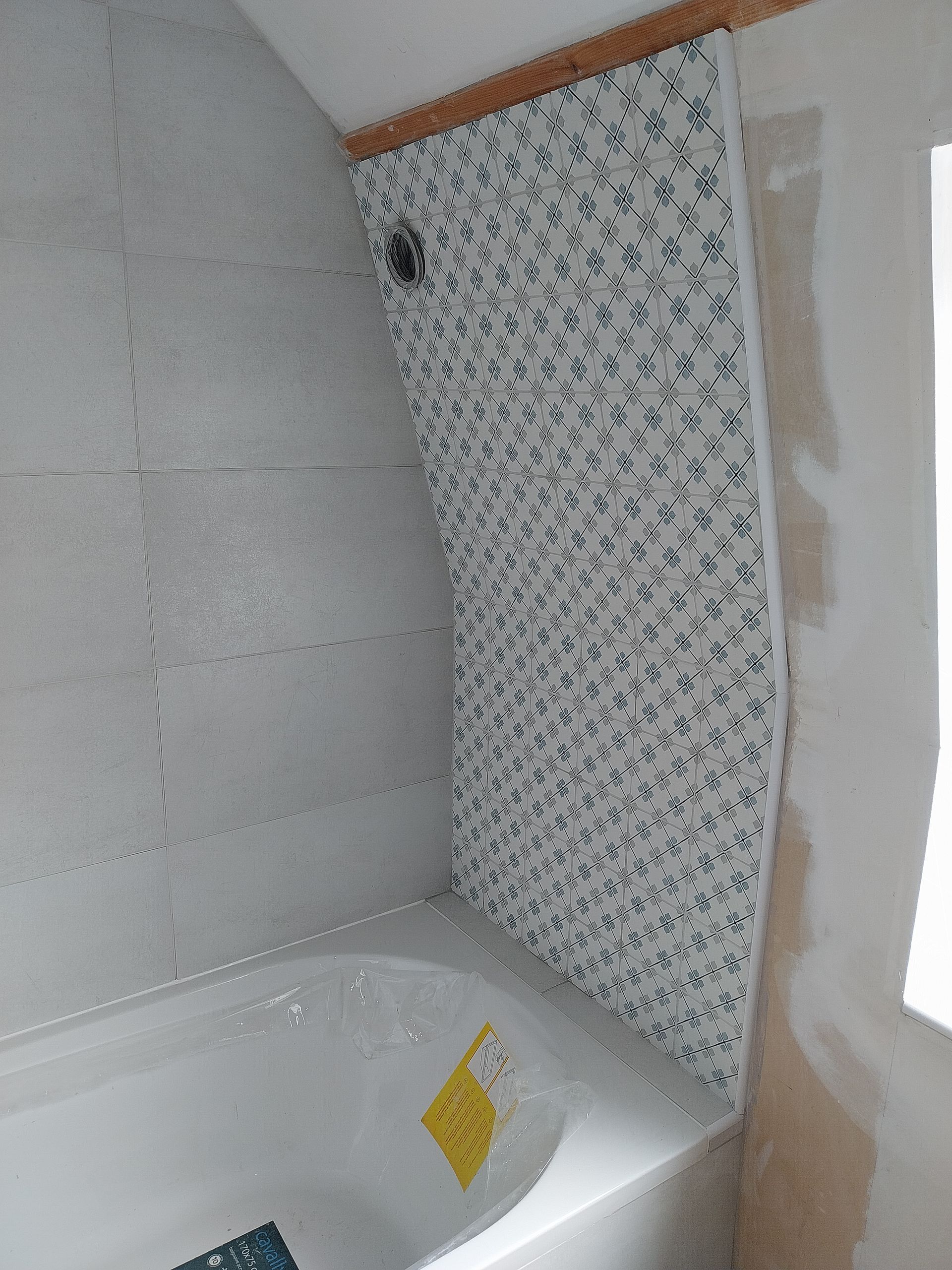 Un mur de douche en carrelage à motifs