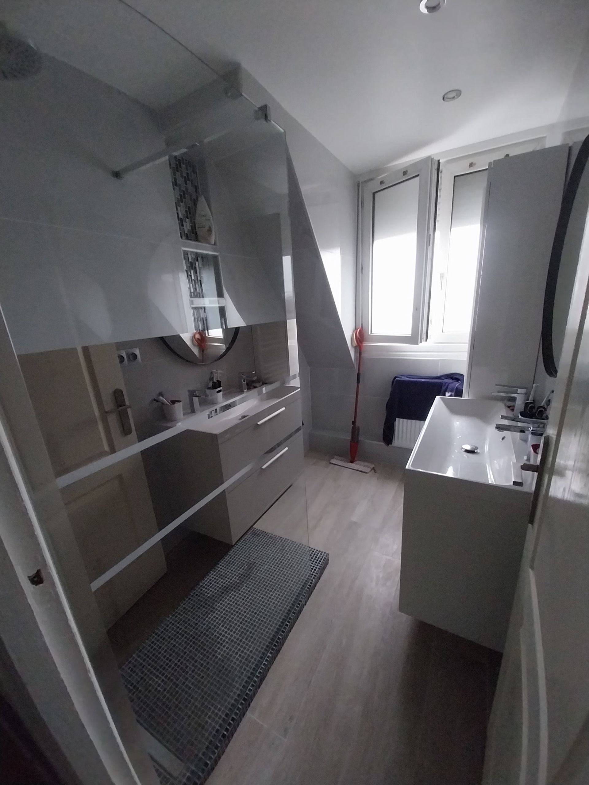 Une salle de bains avec carrelage à effets de bois