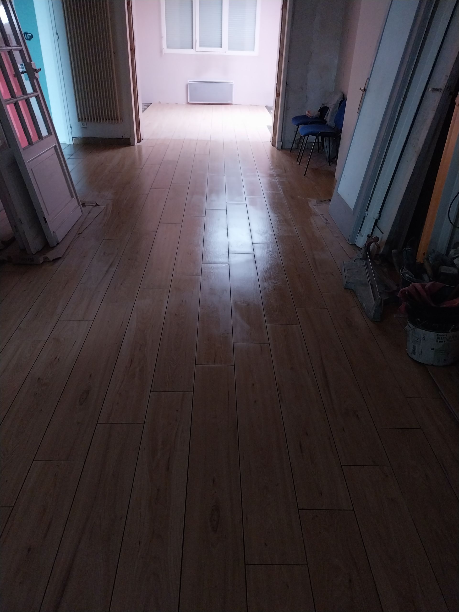 Pose de carrelage à effets de parquet