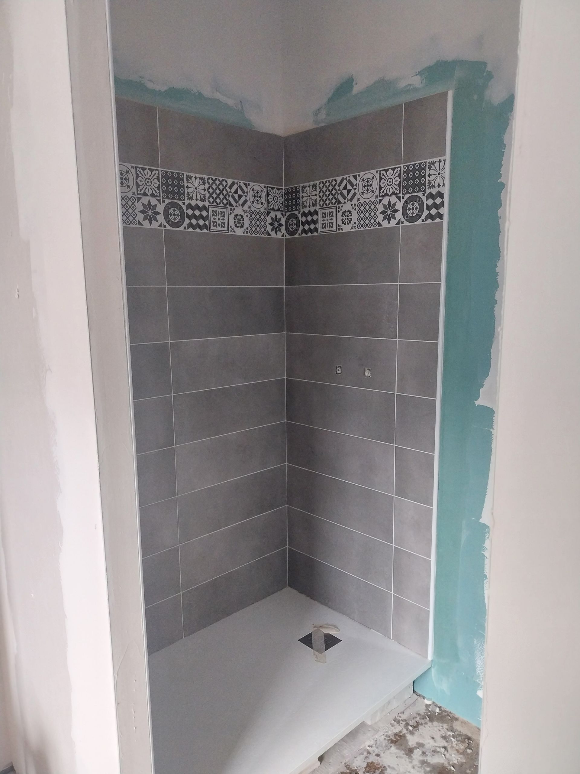 Une douche carrelée