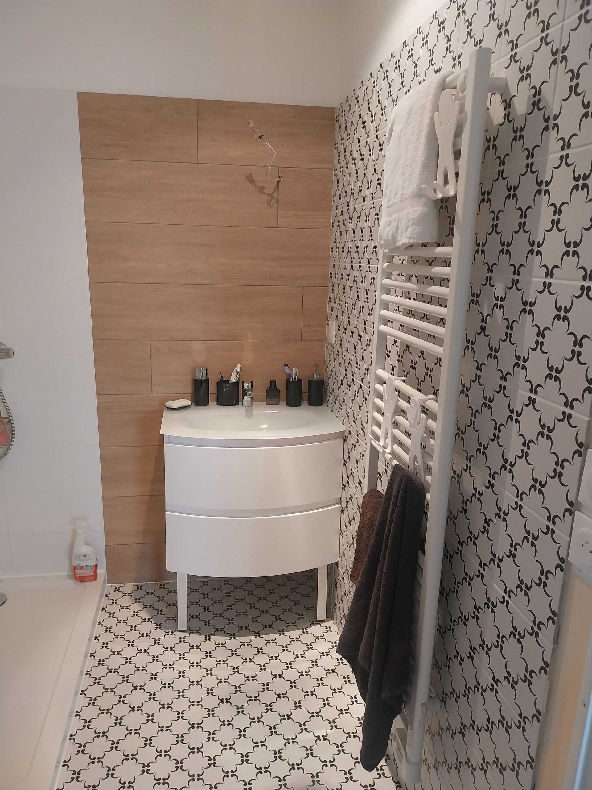 Une salle de bains carrelée