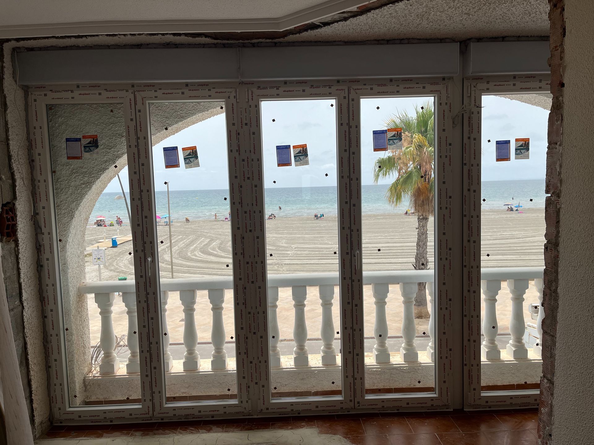 Una habitación con balcón y vista al mar.