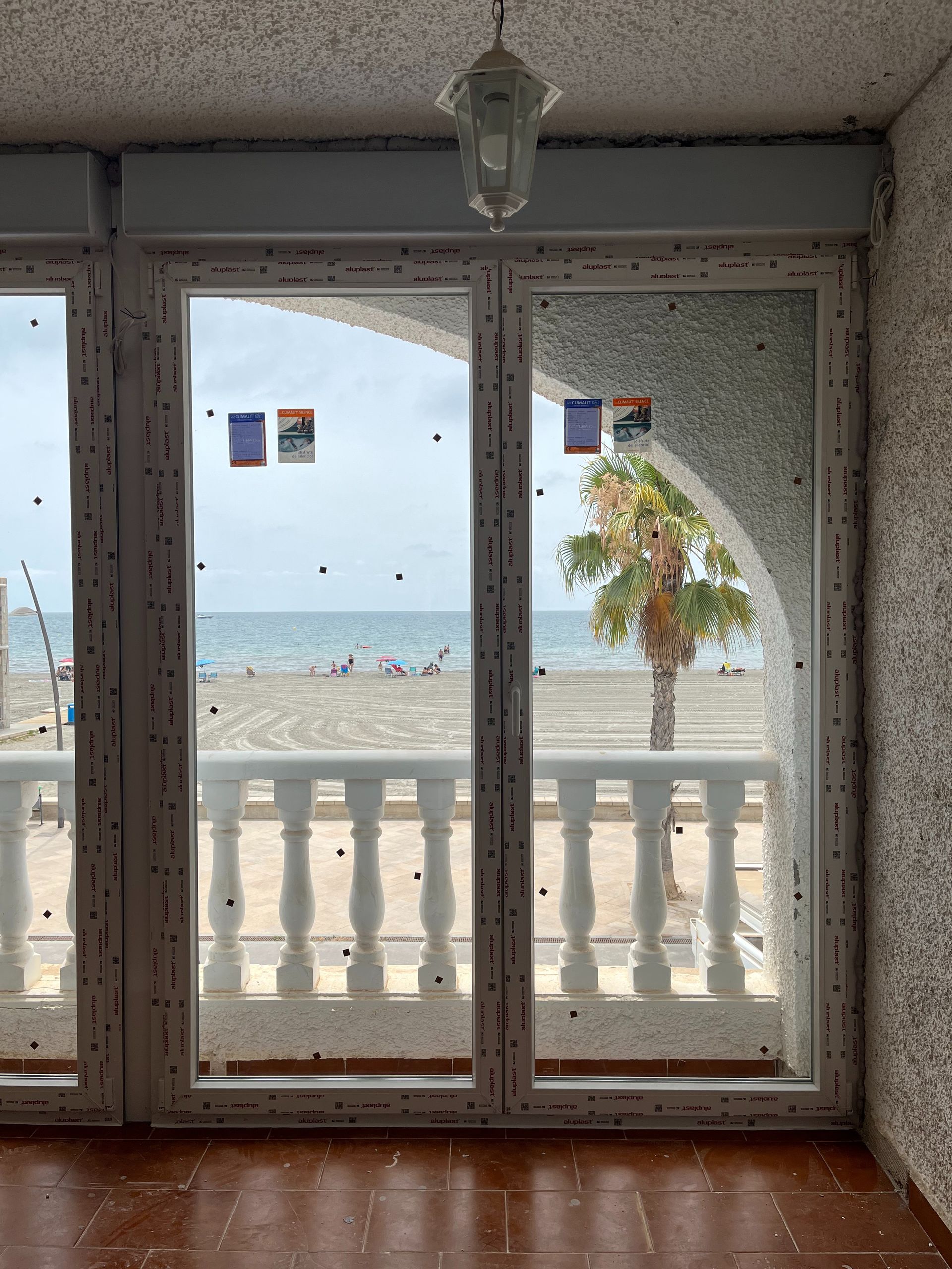 Una habitación vacía con vista al océano