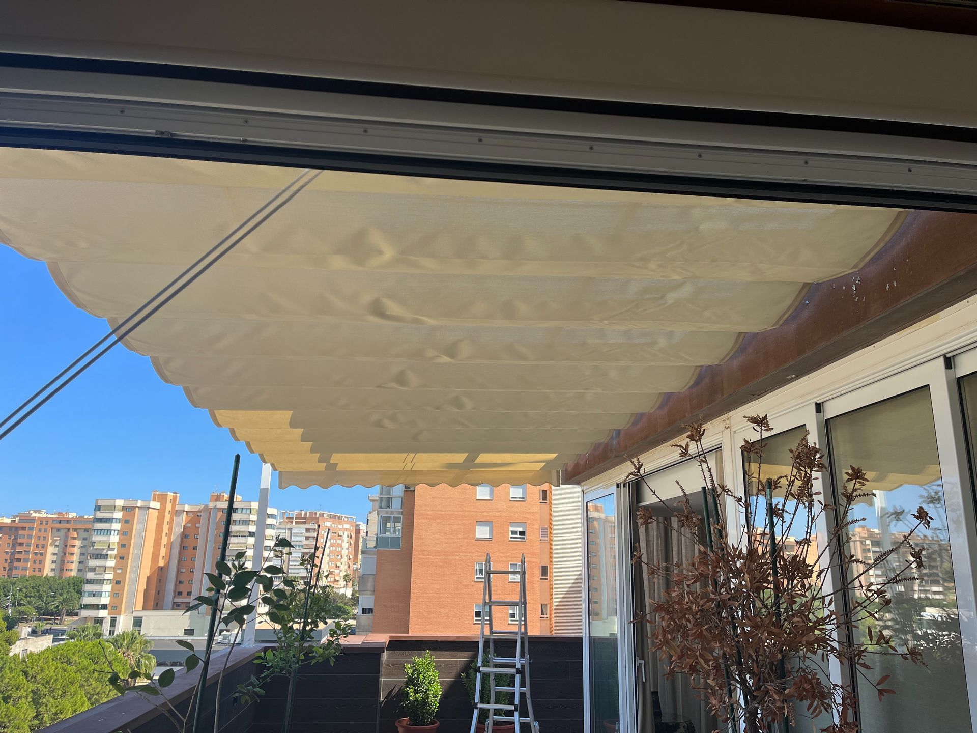 Un balcón con un dosel y una escalera.