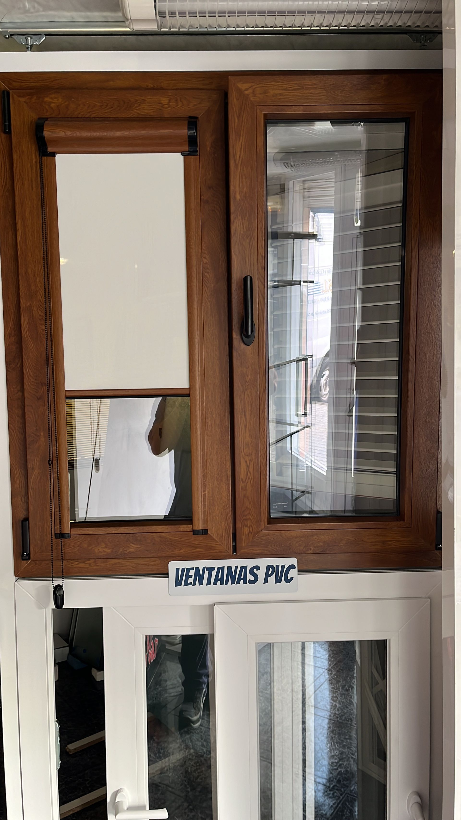 Una ventana de madera con un cartel que dice renovas ply