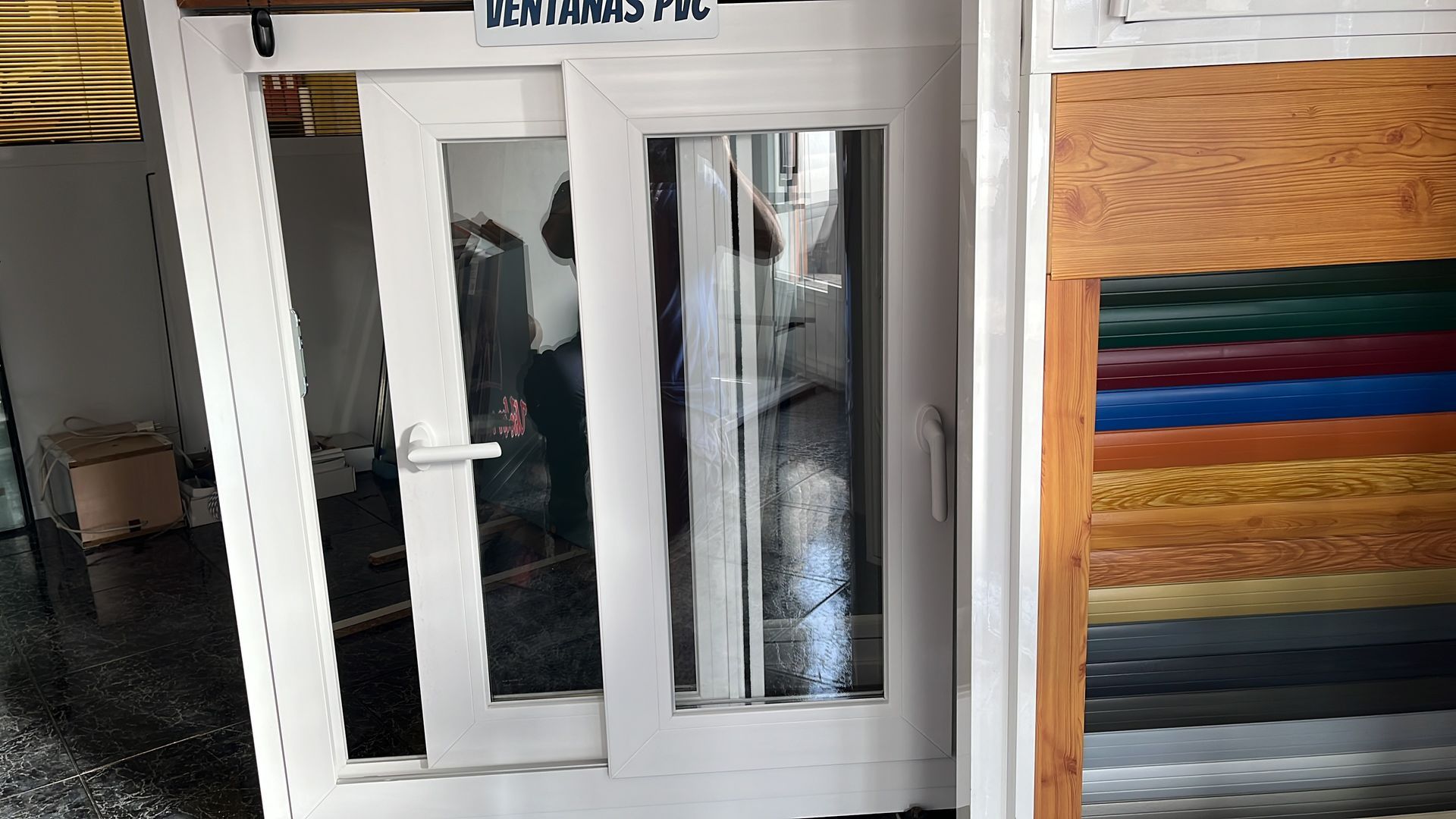 Una puerta blanca con una ventana de vidrio está sentada en una habitación.
