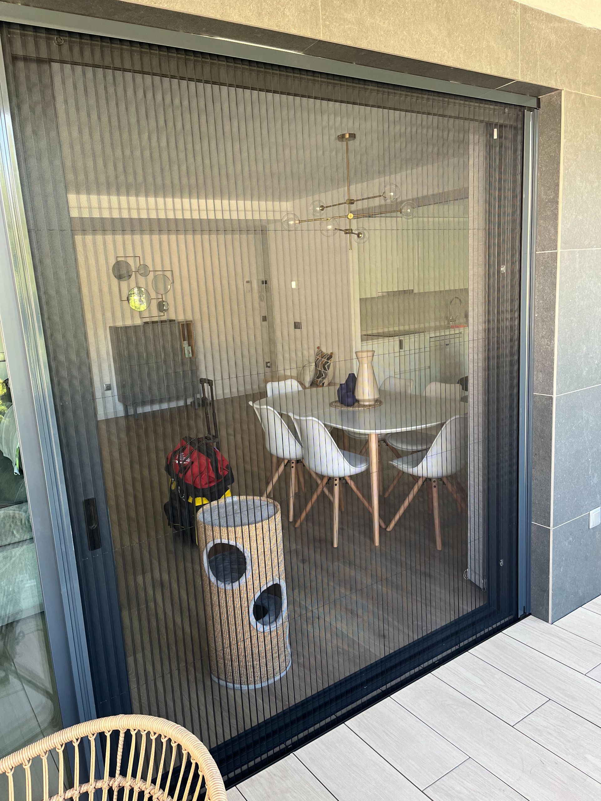 Una puerta corrediza de vidrio con mosquitera.