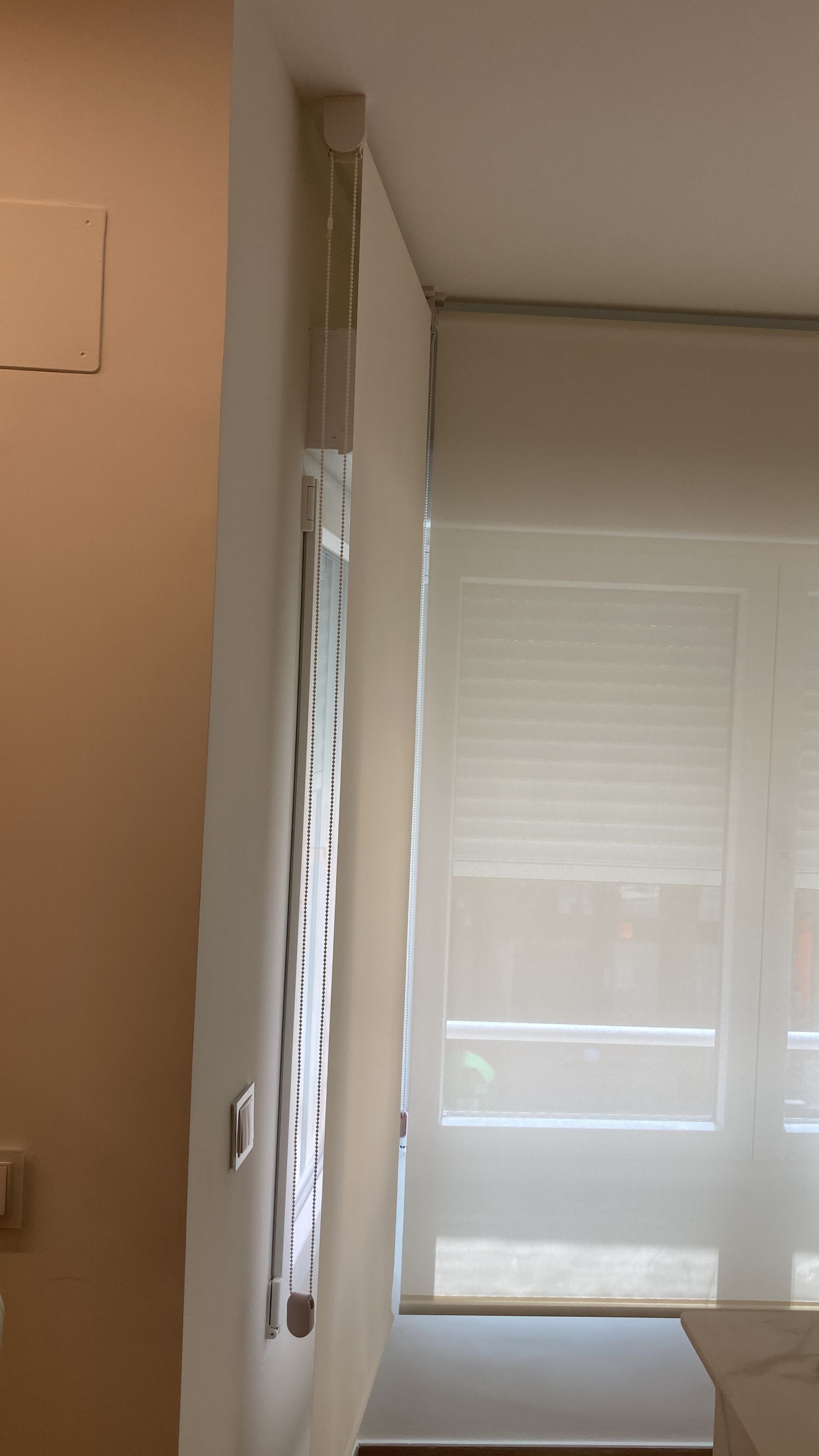 Una habitación con un sofá y una ventana con persianas.