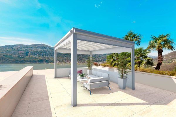 Un patio con una pérgola y un sofá y sillas.