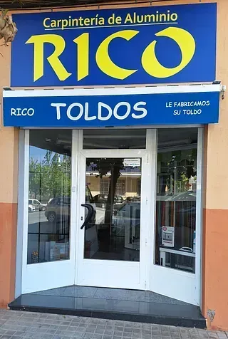 Un escaparate con un cartel que dice rico toldos