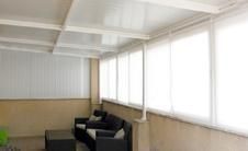 Hay un sofá y una mesa en la habitación.