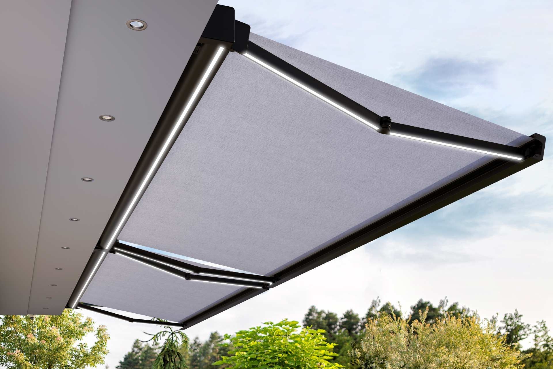 Un toldo blanco cuelga del techo de un edificio.