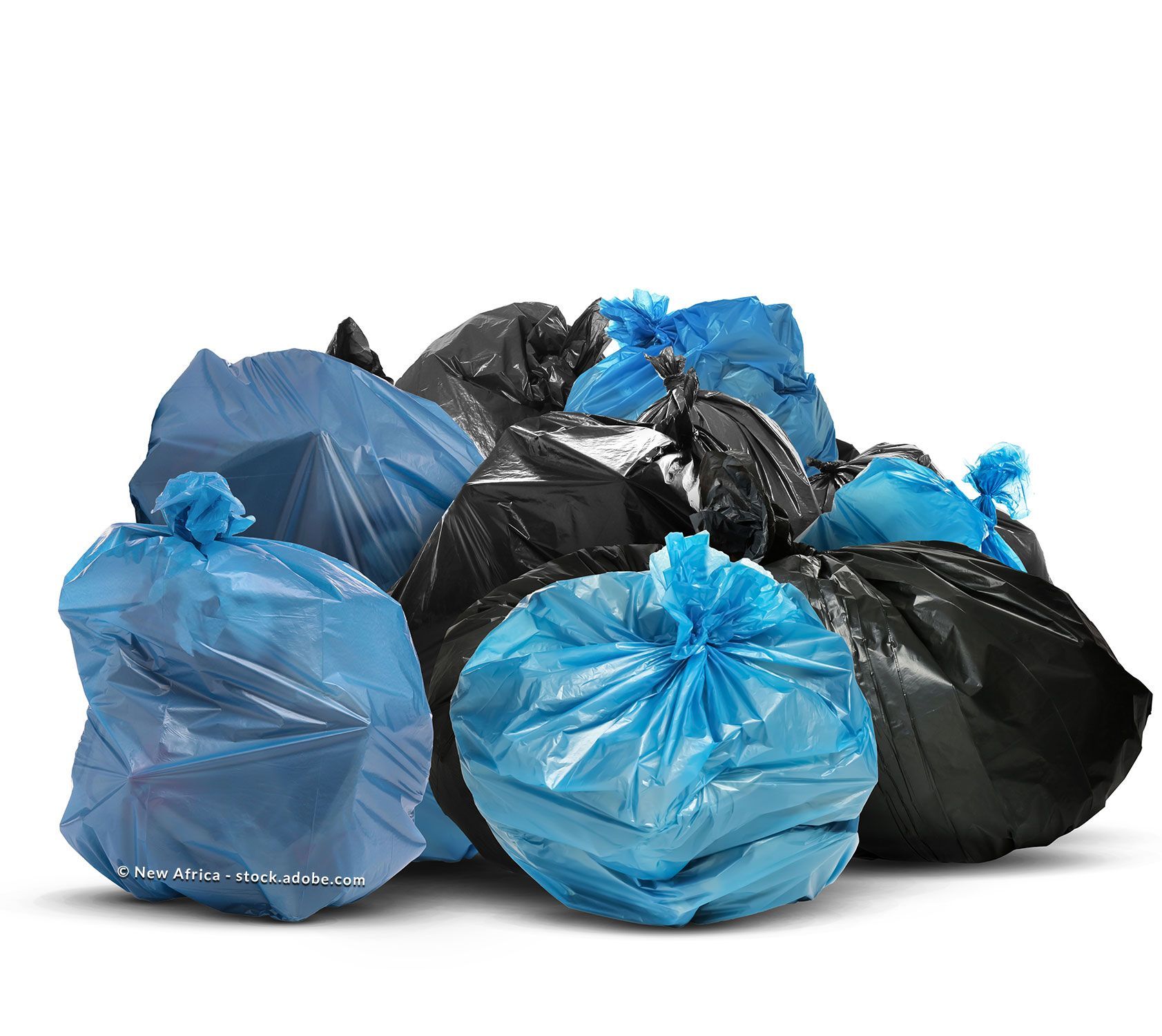 Ein Haufen blauer und schwarzer Müllsäcke
